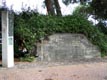 Tratto di muro antisbarco, utilizzato come basamento per il locale Monumento ai partigiani