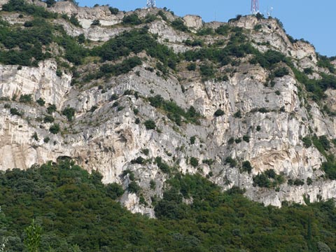 Versante orientale del monte Brione: opera in caverna