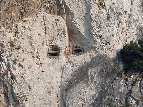 Versante orientale del monte Brione: opera in caverna